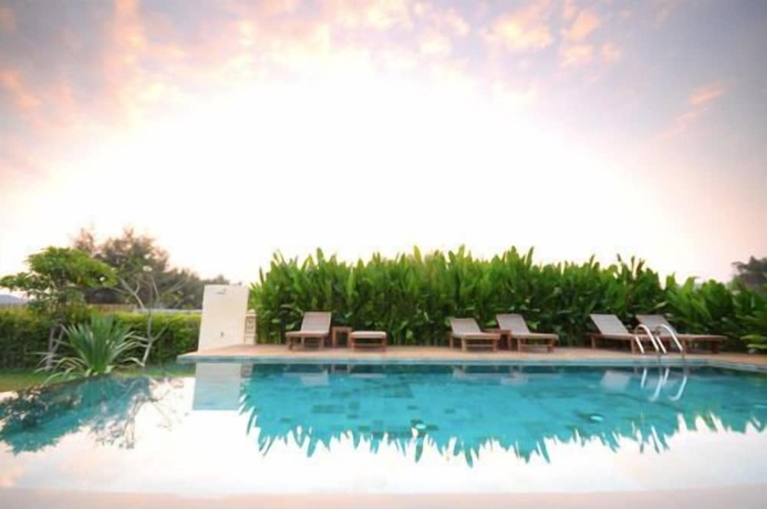 Imagen de la piscina del Hotel Villa Phra Chan Resort. Foto 19