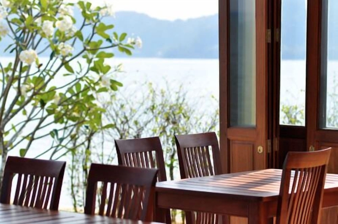 Imagen del bar/restaurante del Hotel Villa Phra Chan Resort. Foto 4