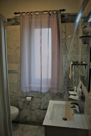 Imagen de la habitación del Hotel Villa Pigalle, Belvedere. Foto 13