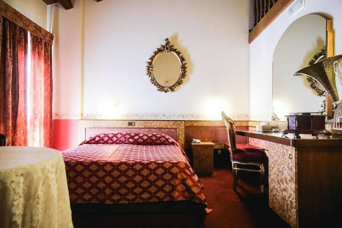 Imagen de la habitación del Hotel Villa Pigalle, Belvedere. Foto 14