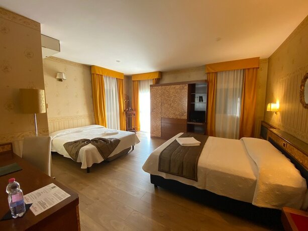 Imagen de la habitación del Hotel Villa Pigalle, Belvedere. Foto 16