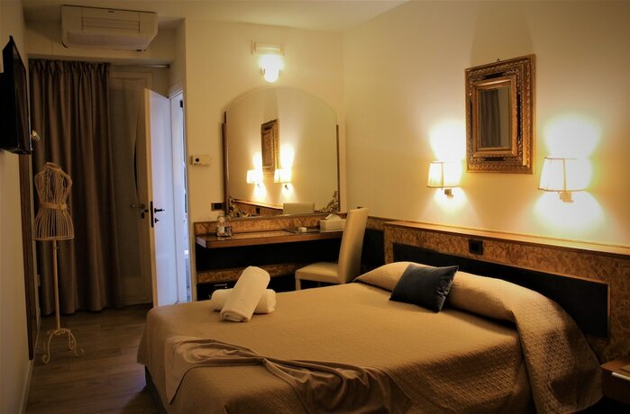 Imagen de la habitación del Hotel Villa Pigalle, Belvedere. Foto 18
