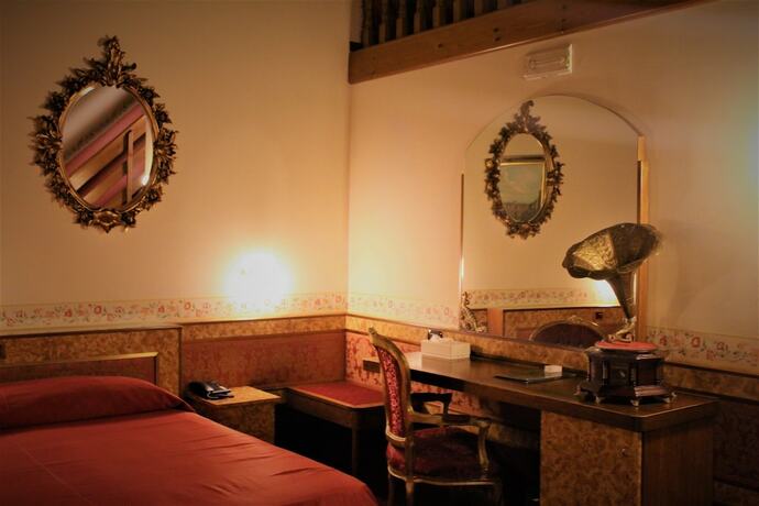 Imagen de la habitación del Hotel Villa Pigalle, Belvedere. Foto 20