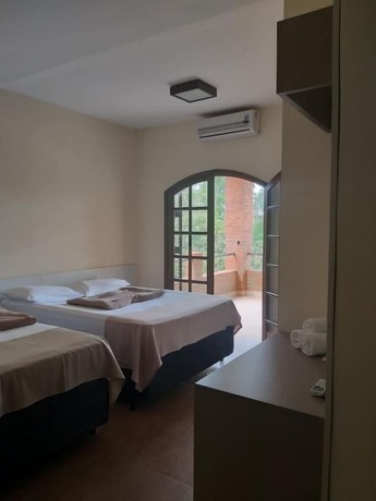 Imagen de la habitación del Hotel Villa Pinhais e Eventos. Foto 16