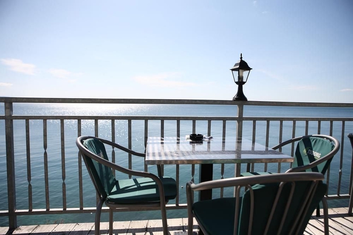 Imagen del bar/restaurante del Hotel Villa Plazibat. Foto 3