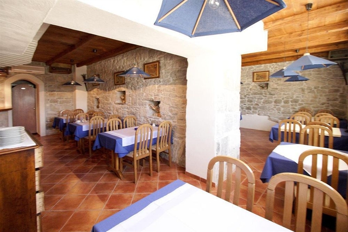 Imagen del bar/restaurante del Hotel Villa Plazibat. Foto 7