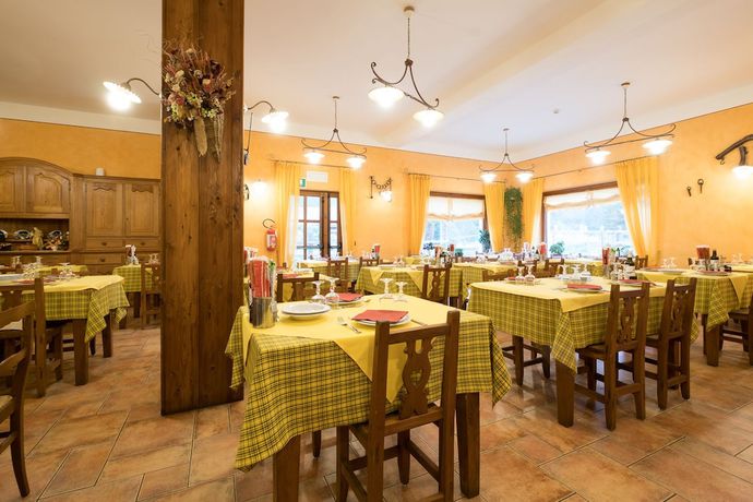 Imagen del bar/restaurante del Hotel Villa Plinia. Foto 7