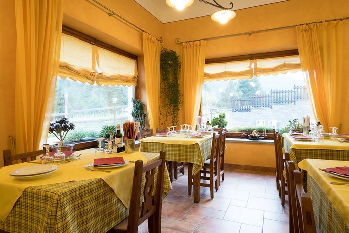 Imagen del bar/restaurante del Hotel Villa Plinia. Foto 10