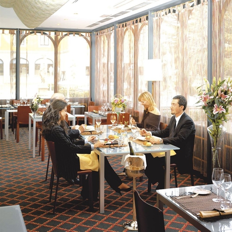 Imagen del bar/restaurante del Hotel Villa Porro Pirelli. Foto 3