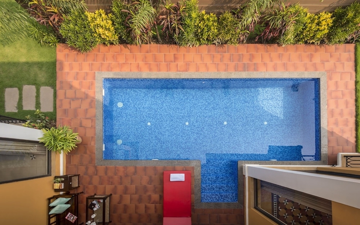 Imagen de la piscina del Hotel Villa Portico By Iksha. Foto 16