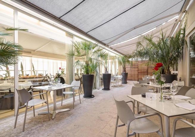 Imagen del bar/restaurante del Hotel Villa Real. Foto 5