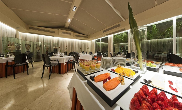 Imagen del bar/restaurante del Hotel Villa Real. Foto 8