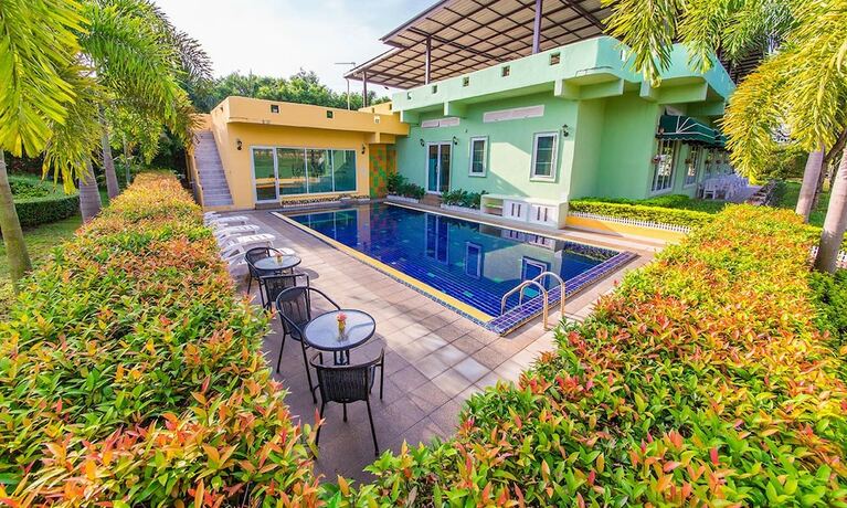 Imagen de la piscina del Hotel Villa Reina Khao Yai Resort. Foto 17
