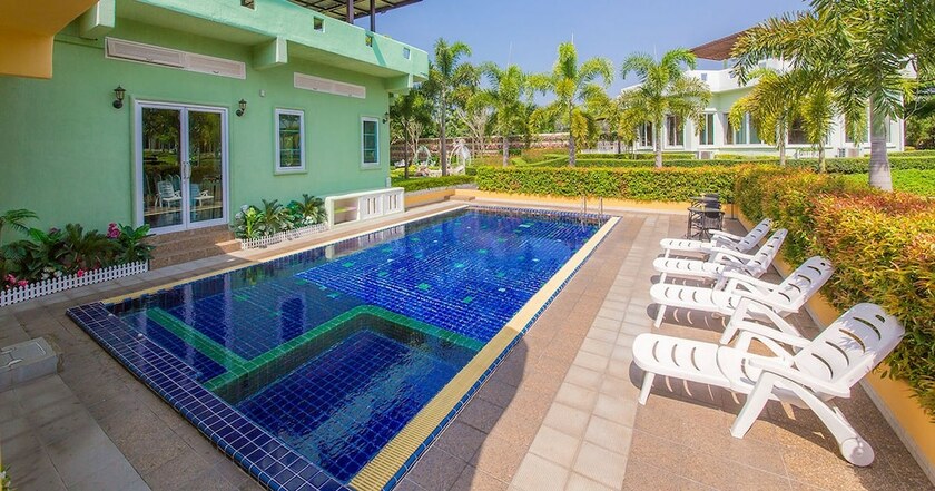 Imagen de la piscina del Hotel Villa Reina Khao Yai Resort. Foto 18
