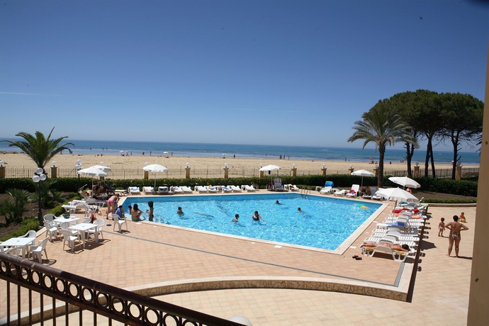 Imagen de la piscina del Hotel Villa Romana, Marinella. Foto 7