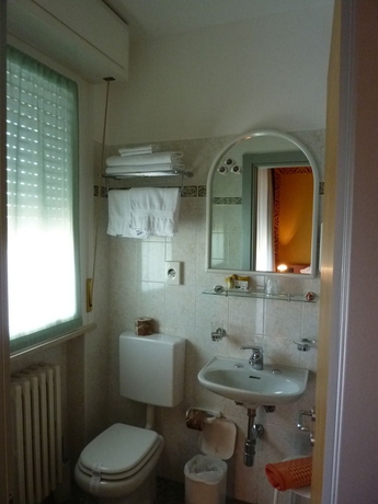 Imagen de la habitación del Hotel Villa Rosa, Sirmione. Foto 4