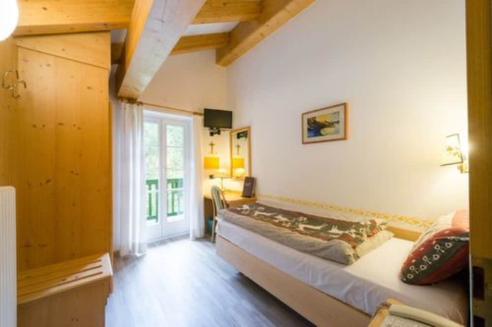 Imagen de la habitación del Hotel Villa Rosella. Foto 4