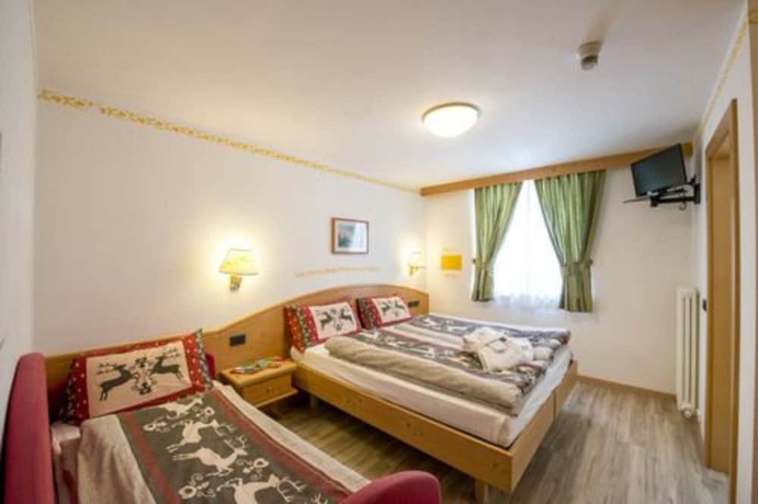 Imagen de la habitación del Hotel Villa Rosella. Foto 8