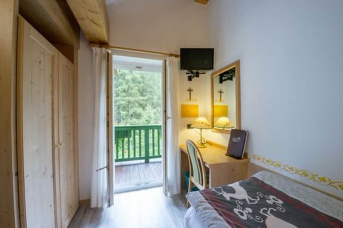 Imagen de la habitación del Hotel Villa Rosella. Foto 14