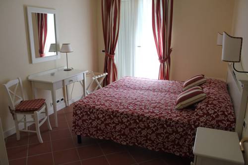 Imagen de la habitación del Hotel Villa Rosella Resort. Foto 10