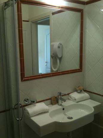 Imagen de la habitación del Hotel Villa Rosella Resort. Foto 16