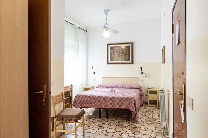 Imagen de la habitación del Hotel Villa Rosy. Foto 15