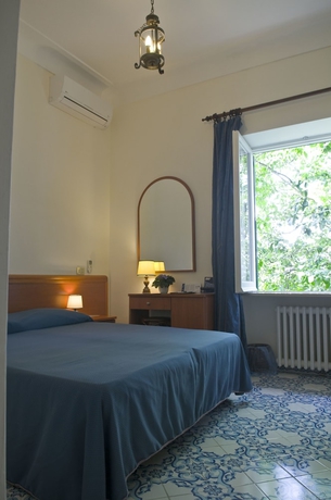 Imagen de la habitación del Hotel Villa Sarah. Foto 14