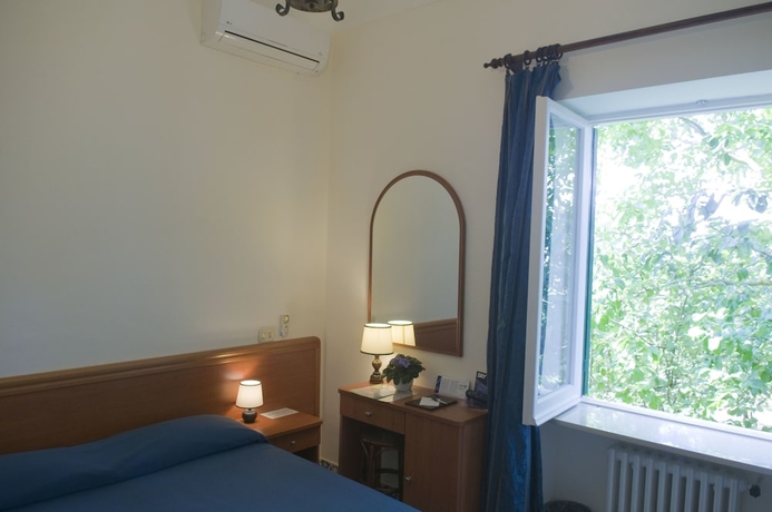 Imagen de la habitación del Hotel Villa Sarah. Foto 16