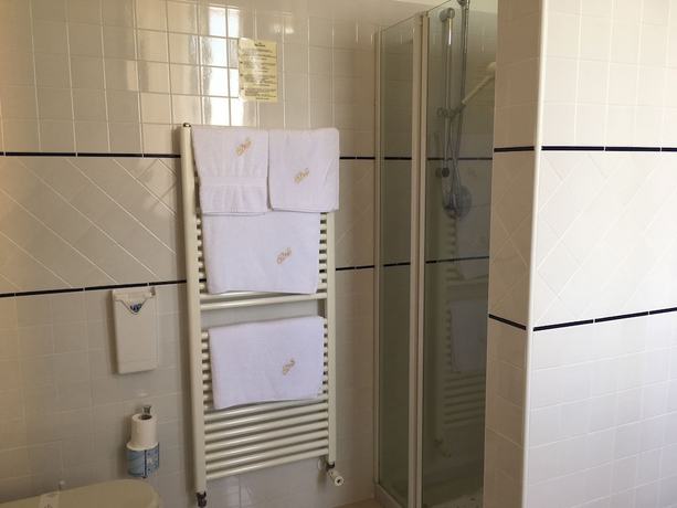 Imagen de la habitación del Hotel Villa Scalabrini. Foto 16