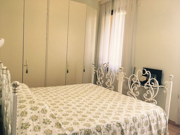 Imagen de la habitación del Hotel Villa Scalabrini. Foto 18