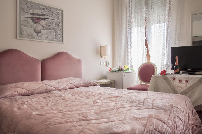 Imagen de la habitación del Hotel Villa Serena. Foto 5