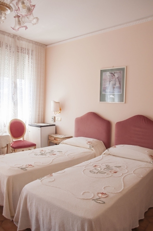 Imagen de la habitación del Hotel Villa Serena. Foto 7