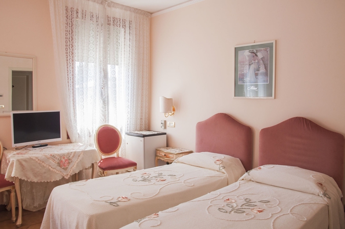 Imagen de la habitación del Hotel Villa Serena. Foto 8