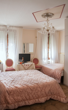 Imagen de la habitación del Hotel Villa Serena. Foto 10