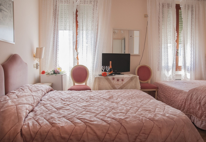 Imagen de la habitación del Hotel Villa Serena. Foto 11