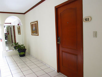 Imagen de los interiores del Hotel Villa Serena San Benito. Foto 9