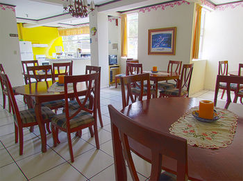 Imagen del bar/restaurante del Hotel Villa Serena San Benito. Foto 2