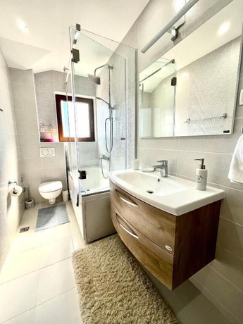 Imagen de la habitación del Hotel Villa Serenity. Foto 17