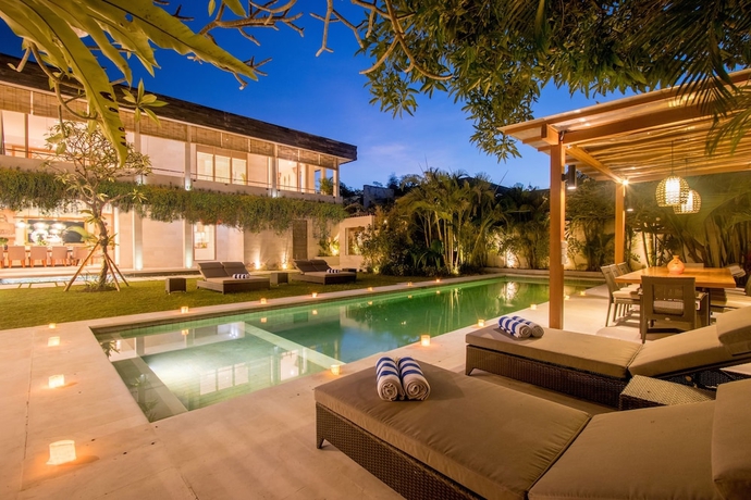 Imagen de la piscina del Hotel Villa Seriska Jimbaran Bali. Foto 18