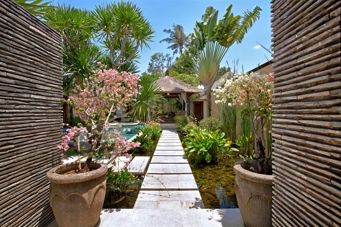 Imagen de los exteriores del Hotel Villa Seriska Satu Sanur Bali. Foto 11