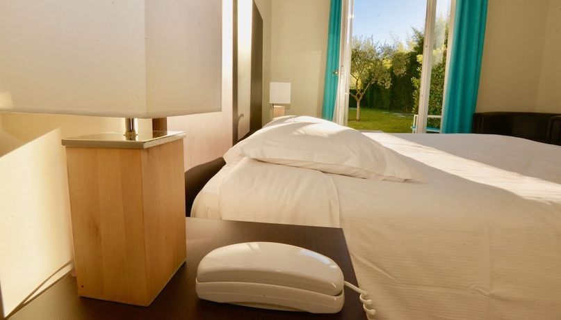 Imagen de la habitación del Hotel Villa Sophia, MOUGINS. Foto 3