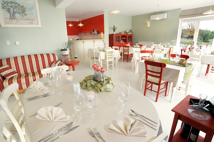 Imagen del bar/restaurante del Hotel Villa Stefanija. Foto 7