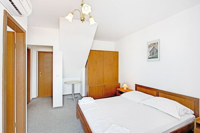 Imagen de la habitación del Hotel Villa Supetar. Foto 16