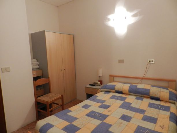 Imagen de la habitación del Hotel Villa Svizzera. Foto 15