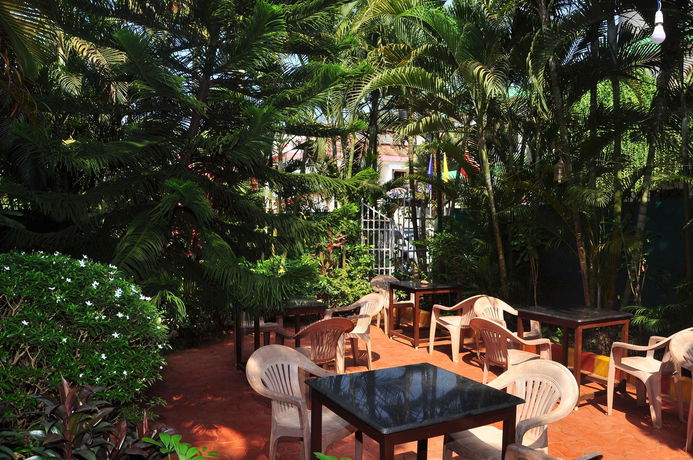 Imagen de los exteriores del Hotel Villa Theresa Beach Resort. Foto 13