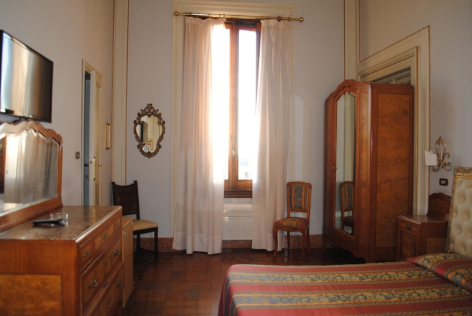 Imagen de la habitación del Hotel Villa Tina, Viareggio. Foto 8