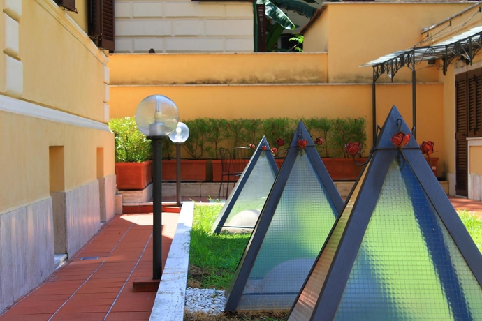 Imagen de los exteriores del Hotel Villa Torlonia. Foto 13