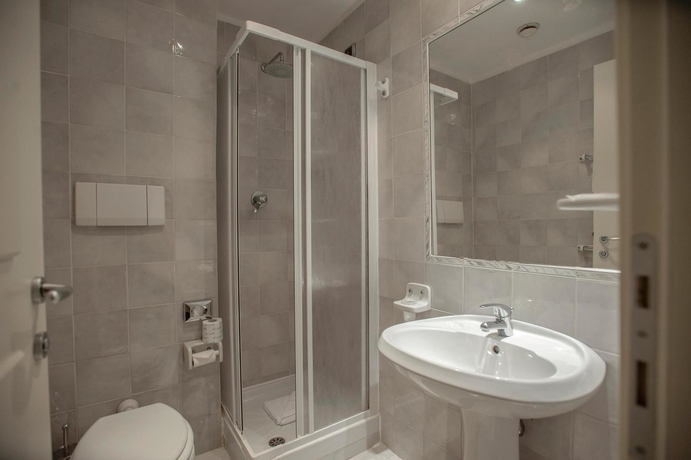 Imagen de la habitación del Hotel Villa Torlonia. Foto 10