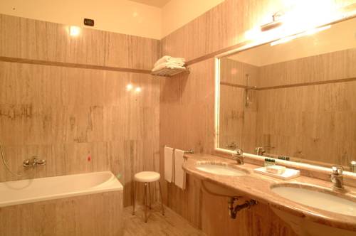 Imagen de la habitación del Hotel Villa Traiano. Foto 8