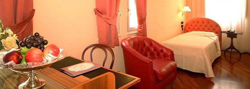 Imagen de la habitación del Hotel Villa Traiano. Foto 13